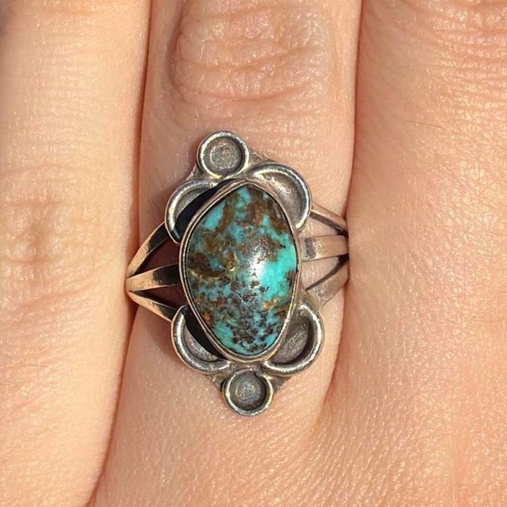 Vintage Sterling Silver and Turquoise Ring. Size 6.5